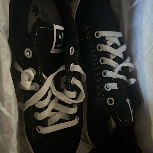 Kids Adidas - Picture 1 of 6